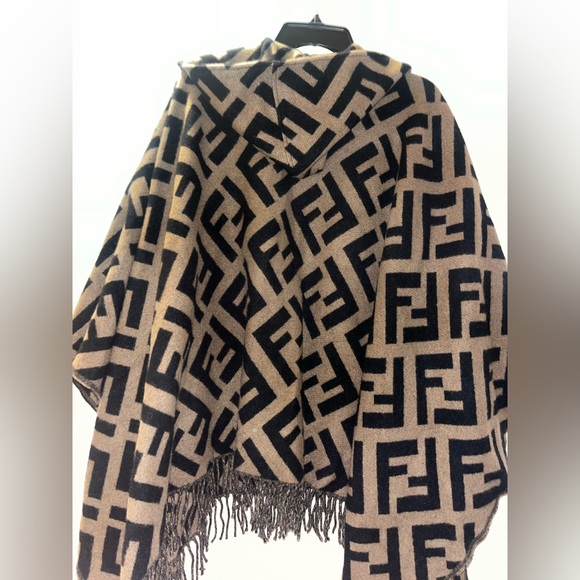 FENDI Poncho
Brown cashmere - Picture 4 of 8